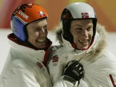 Norští skokané na lyžích slaví úspěch v závodě na středním můstku. Vlevo je třetí Roar Ljökelsöy a vpravo Lars Bystöl.