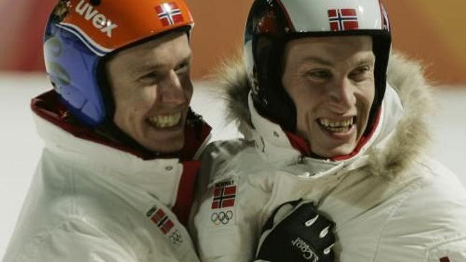 Norští skokané na lyžích slaví úspěch v závodě na středním můstku. Vlevo je třetí Roar Ljökelsöy a vpravo Lars Bystöl.