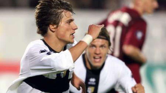 Fotbalista Parmy Daniele Dessena ceoslavuje se spoluhráčem Zlatko Dedicem gól do sítě Rubinu Kazaň v úvodním utkání prvního kola Poháru UEFA.