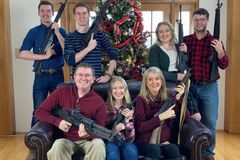 Santo, dones munici. Republikán se vyfotil s ozbrojenou rodinou před vánočním stromem