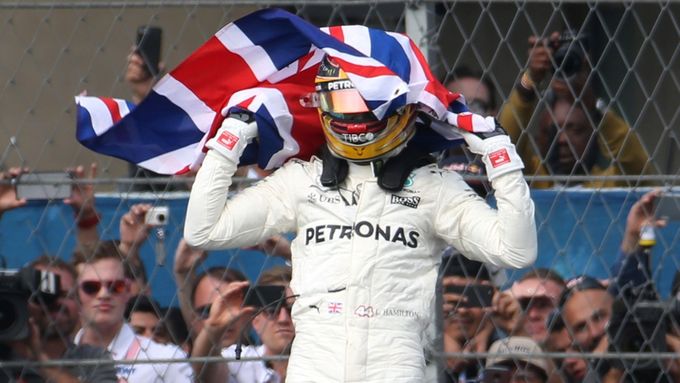 Lewis Hamilton slaví v Mexiku titul šampiona formule 1. V kariéře už počtvrté.