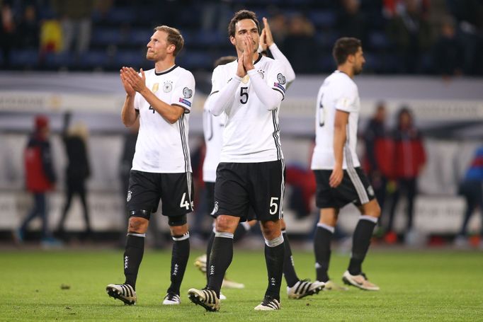 Benedikt Höwedes a Mats Hummels.