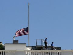 Americká vlajka na půl žerdi. Bílý dům drží smutek za diplomaty zabité v Libyi.