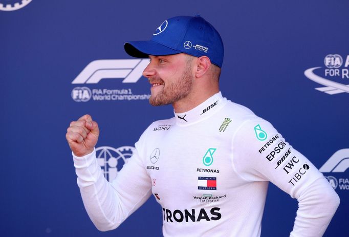 Valtteri Bottas slaví vítězství v kvalifikaci na Velkou cenu Španělska.