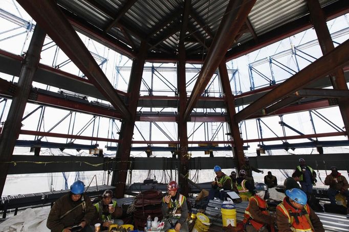 Iron workers gather to rest on a partially finished floor near the top of One World Trade Center in New York, April 30, 2012. The addition of iron columns to the 100th story pushed the height of One World Trade above that of the Empire State Building today. REUTERS/Lucas Jackson (UNITED STATES - Tags: CITYSPACE SOCIETY BUSINESS CONSTRUCTION) Published: Kvě. 1, 2012, 1:07 dop.