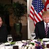 Společná večeře Kim Čong-una a Donalda Trumpa v Hanoji.