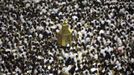 Muslim pilgrims circle the Kaaba and pray in front of Station of Ibrahim "Maqam Ibrahim" at the Grand mosque during the annual haj pilgrimage in the holy city of Mecca October 23, 2012, ahead of Eid al-Adha which marks the end of haj. On October 25, the day of Arafat, millions of Muslim pilgrims will stand in prayer on Mount Arafat near Mecca at the peak of the annual pilgrimage. REUTERS/Amr Abdallah Dalsh (SAUDI ARABIA - Tags: RELIGION) Published: Říj. 24, 2012, 12:58 dop.