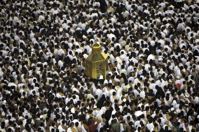 Muslim pilgrims circle the Kaaba and pray in front of Station of Ibrahim "Maqam Ibrahim" at the Grand mosque during the annual haj pilgrimage in the holy city of Mecca October 23, 2012, ahead of Eid al-Adha which marks the end of haj. On October 25, the day of Arafat, millions of Muslim pilgrims will stand in prayer on Mount Arafat near Mecca at the peak of the annual pilgrimage. REUTERS/Amr Abdallah Dalsh (SAUDI ARABIA - Tags: RELIGION) Published: Říj. 24, 2012, 12:58 dop.