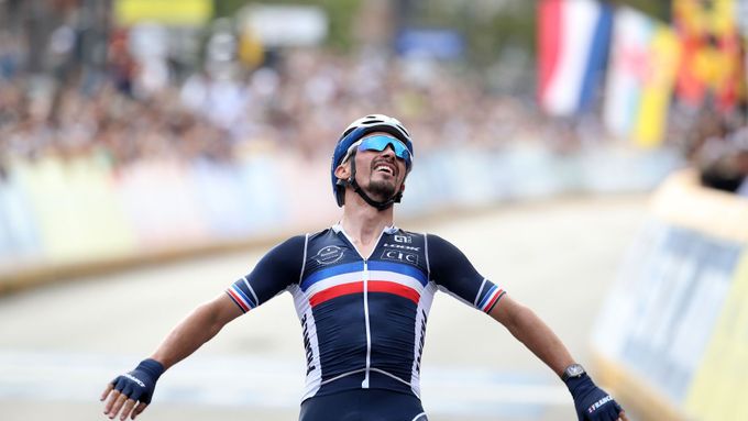 Cyklista Julian Alaphilippe slaví vítězství.