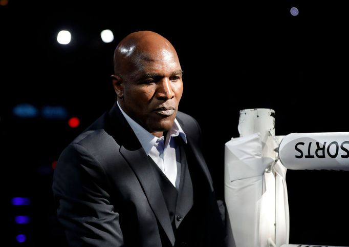 Bývalý boxer Evander Holyfield v hledišti při zápase Tysona Furyho s  Deontayem Wilderem