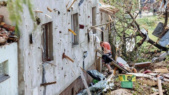 Czech Press Photo zná vítěze. Hlavní cenu vyhrál snímek z vesnice zničené tornádem