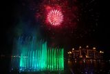 Oslava zápisu fontány v Dubaji do Guinnessovy knihy rekordů.