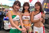 Zatímco celá řada světových seriálů ustupuje od dívek na startovním roštu, v Japonsku s něčím takovým nepočítají. V šampionátu sportovních vozů Super GT mají dokonce krásky jako specifický druh marketingu.