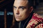 Robbie Williams pobouřil Rusko. V novém klipu "paří jako Rus" s alkoholem, drogami a matrjoškami