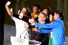Prezident Mezinárodního olympijského výboru Thomas Bach přidal vedle tradičního skládání olympijského slibu, vztyčování vlajek a zapálení ohně nový prvek - olympijskou selfie.