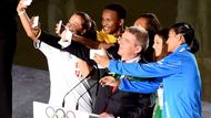 Prezident Mezinárodního olympijského výboru Thomas Bach přidal vedle tradičního skládání olympijského slibu, vztyčování vlajek a zapálení ohně nový prvek - olympijskou selfie.