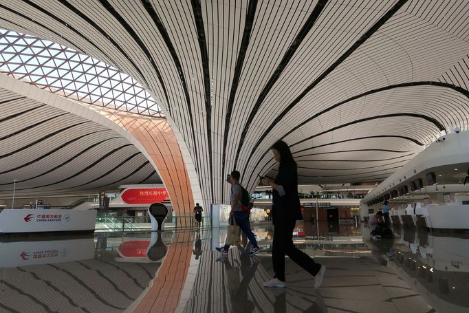 V čínské metropoli Pekingu bylo oficiálně otevřeno nové mezinárodní letiště Ta-sing. Slavnostního obřadu se zúčastnil i prezident Si Ťin-pching.