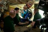Nová posádka zůstává na ISS, ta stará míří do Sojuzu. Poslední foto, poslední zamávání.