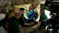 Nová posádka zůstává na ISS, ta stará míří do Sojuzu. Poslední foto, poslední zamávání.
