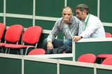 Ministr vnitra Ivan Langer a podnikatel Tomáš Chrenek na tribuně během zápasu Berdycha se Simonem.