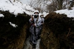 Ukrajinská armáda se připravuje k obraně, Rusové posílají na Krym výsadkáře