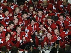Spokojení hokejisté Kanady shromáždění kolem poháru pro hokejové mistry světa.
