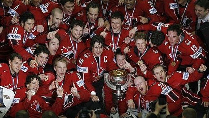 Spokojení hokejisté Kanady shromáždění kolem poháru pro hokejové mistry světa.