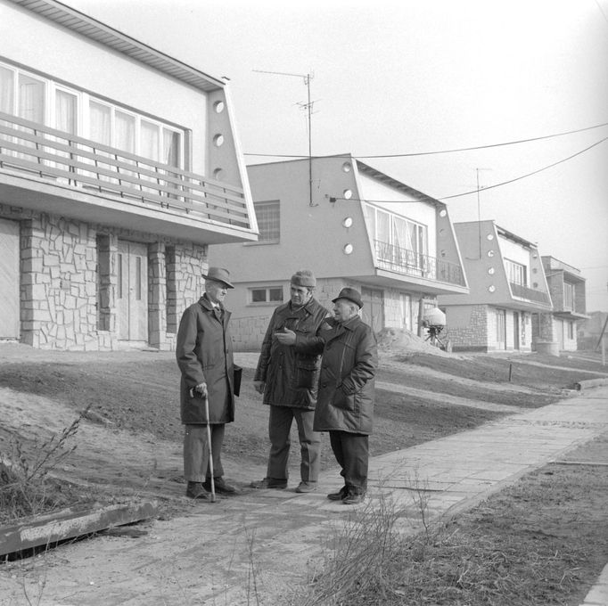 Rodinný dům, kterému se přezdívalo "Šumperák". Jeden z fenoménů nejenom 70. let 20. století. Záběr z Kostic na Břeclavsku, rok 1975