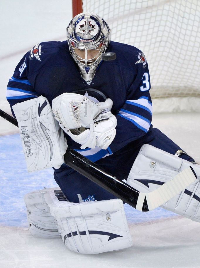 Ondřej Pavelec v utkání základní části NHL 2013