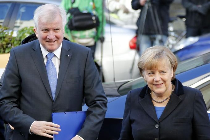 Angela Merkelová a Horst Seehofer, šéf CSU, která mýto ve vládě prosadila.