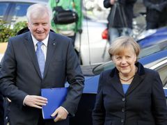 Angela Merkelová a Horst Seehofer, šéf CSU, která mýto ve vládě prosadila.