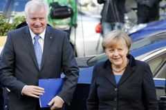 Seehoferova CSU vyhrožuje Merkelové: Když nebude hranice na uprchlíky, nepůjdeme po volbách do vlády