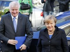 Angela Merkelová (CDU) a Horst Seehofer (CSU) přijíždějí na - zřejmě závěrečná - jednání o velké koalici.