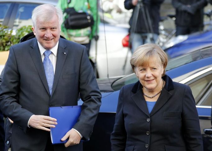 Angela Merkelová (CDU) a Horst Seehofer (CSU) přijíždějí na - zřejmě závěrečná - jednání o velké koalici.