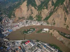 Voda z jezera zaplavuje město Pej-čchuan