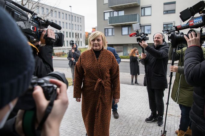 Alena Schillerová přichází. Záběr z pražského volebního štábu prezidentského kandidáta Andreje Babiše. 28. 1. 2023