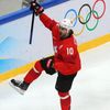 Andres Ambühl slaví první gól Švýcarska v zápase předkola  play-off Česko - Švýcarsko na ZOH 2022 v Pekingu