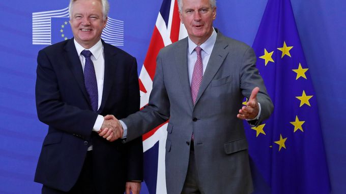 Britský ministr pro brexit David Davis a vyjednavač za Brusel Michel Barnier.