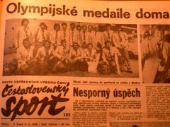 Zlátá radost fotbalistů ČSSR po výhře nad NDR ve finále OH v Moskvě 1980 na stránkách Československého sportu.
