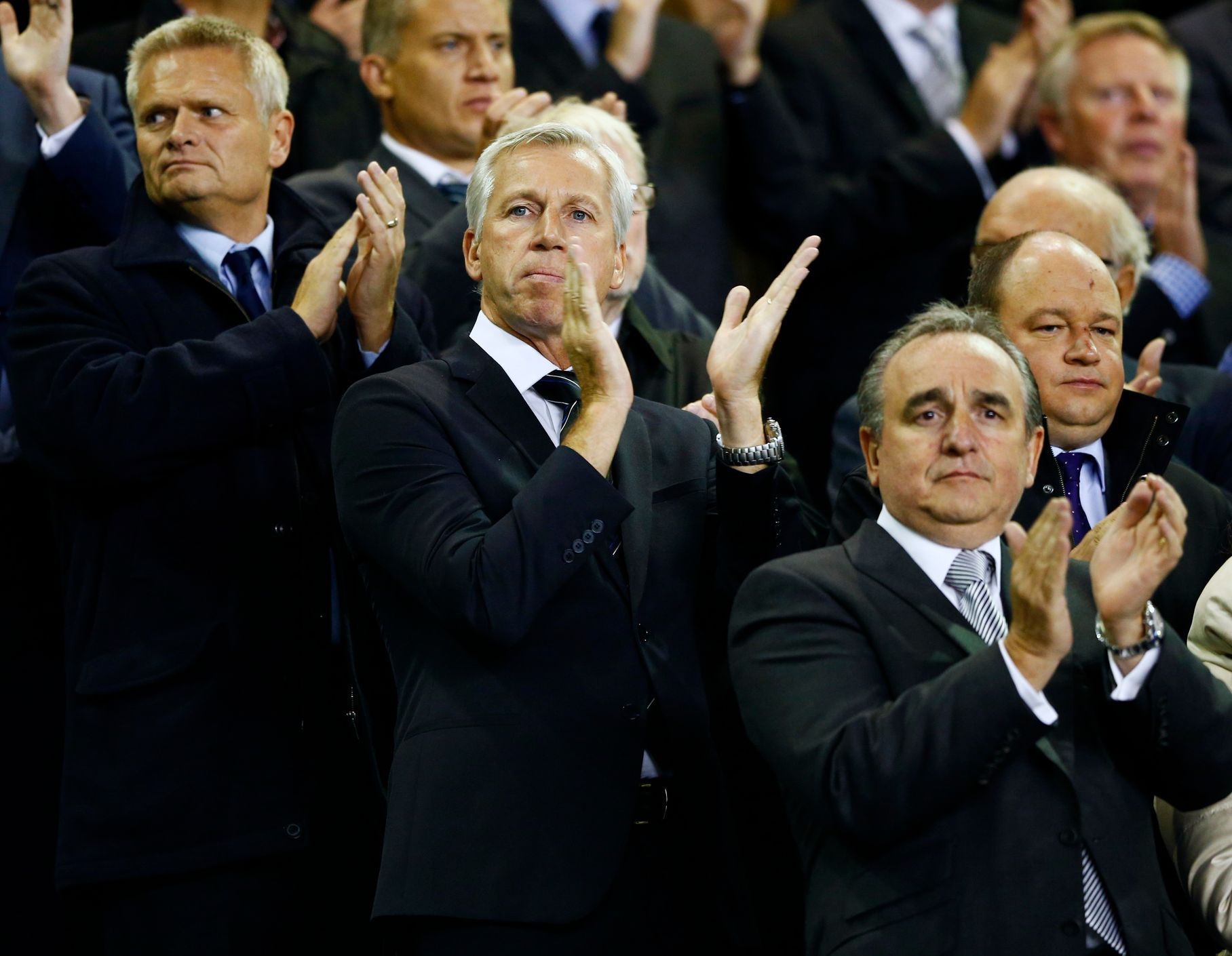 Kouč Newcastlu Alan Pardew při vzpomínce na oběti tragédie v Sheffieldu v zápase Everton - Newcastle