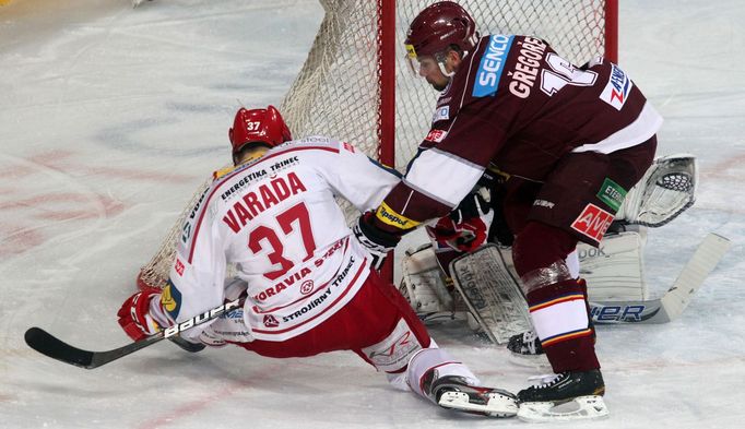 Hokej, extraliga, Sparta - Třinec: Petr Gřegořek (vpravo) - Václav Varaďa