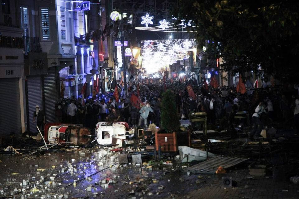Demonstrace na istanbulském náměstí Taksím očima tureckého fotografa
