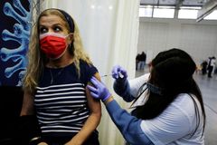 Jak se v USA předbíhalo ve frontě: Síť klinik očkovala proti covidu i mladé a zdravé