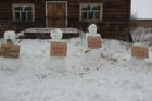 Sněhuláci protestovali proti Putinovi, jejich stavitelku pak vyslýchala policie
