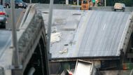 Na snímku je dobře vidět v pravém rohu školní autobus - a vykoplé zadní dveře, které dětem zachránily život.