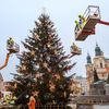 Vánoční Praha 2020: jak se zdobil strom na Staroměstském náměstí