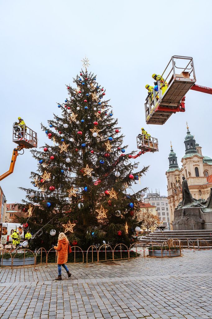 Vánoční Praha 2020: jak se zdobil strom na Staroměstském náměstí