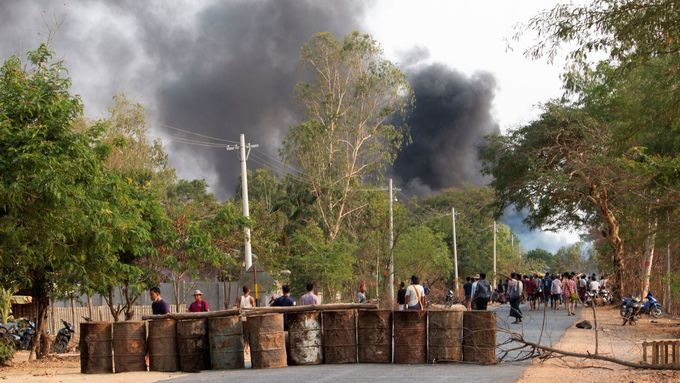 Demonstranté se v Barmě střetli s ozbrojenými složkami.
