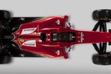 Ani inženýři od Ferrari nezapomněli na velké otvory pro sání vzduchu podél kokpitu.