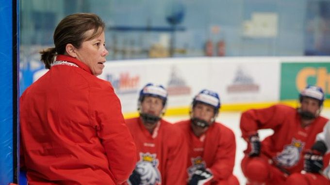 Kanadská trenérka českých hokejistek Carla MacLeodová.